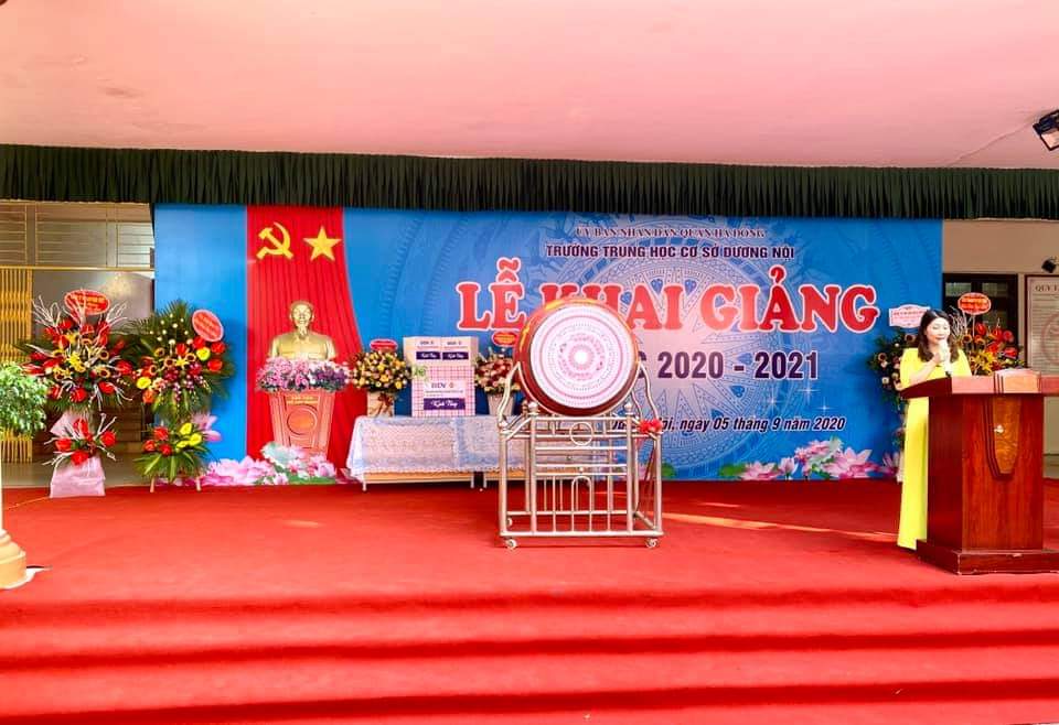 Cô Trần Thị Kim Oanh Bí thư chi bộ, Hiệu trưởng nhà trường đọc diễn văn khai giảng