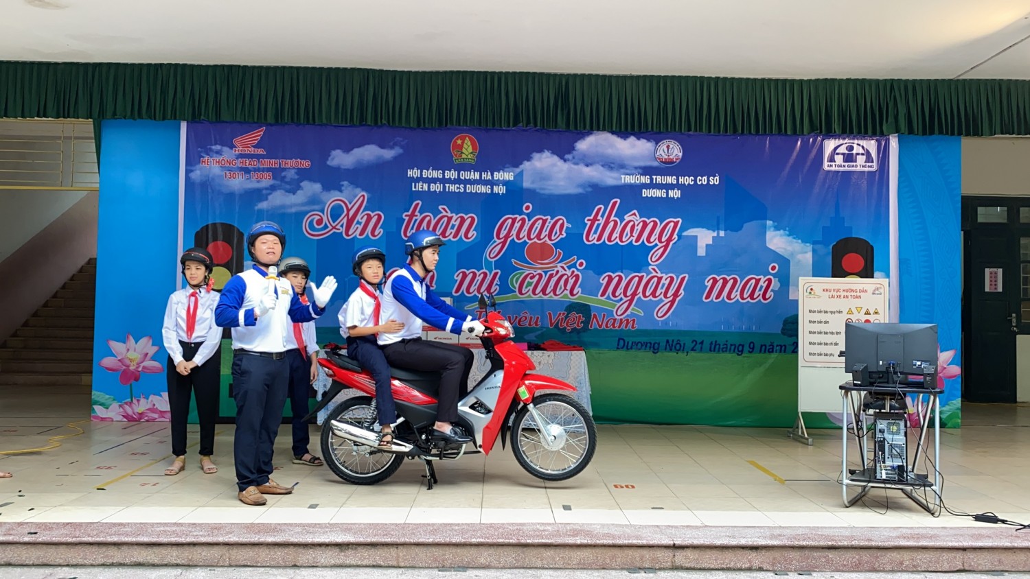 Trường THCS Dương Nội với hoạt động An toàn giao thông!