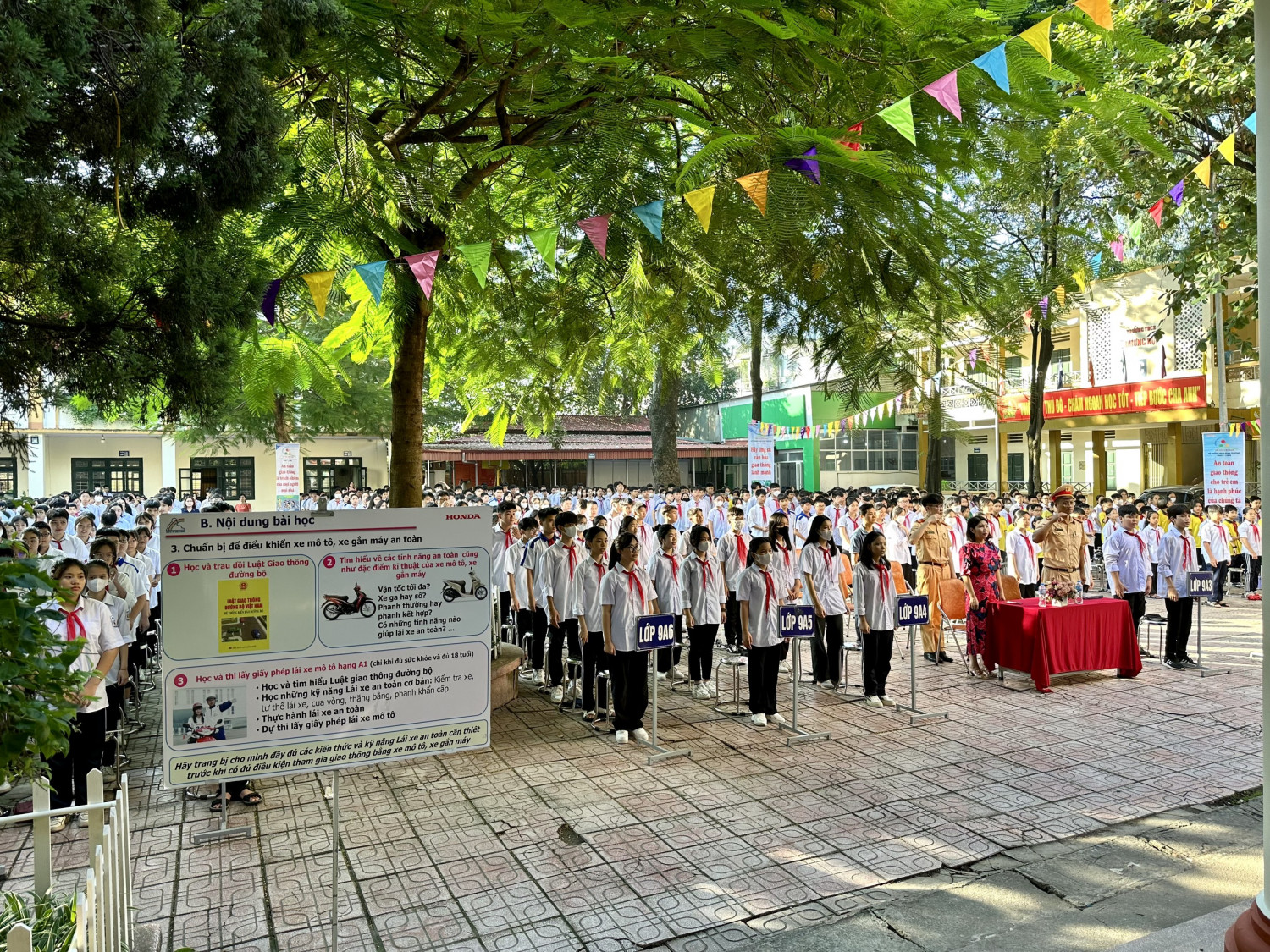 THCS Dương Nội hưởng ứng tháng "An toàn giao thông!"