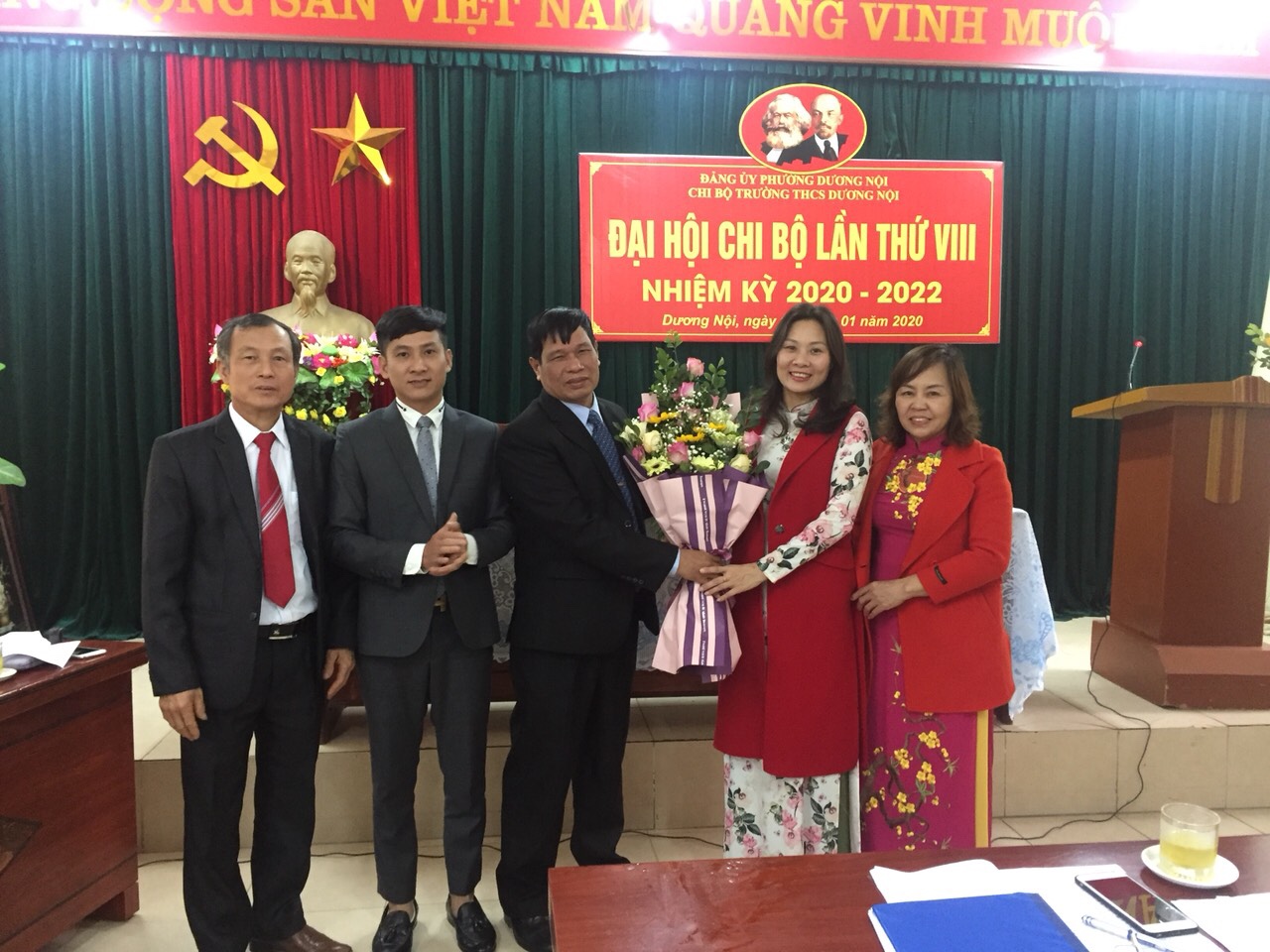 Đ/c Nguyễn Xuân Trấn bí thư đảng ủy phường Dương Nội tặng hoa chúc mừng Đại Hội