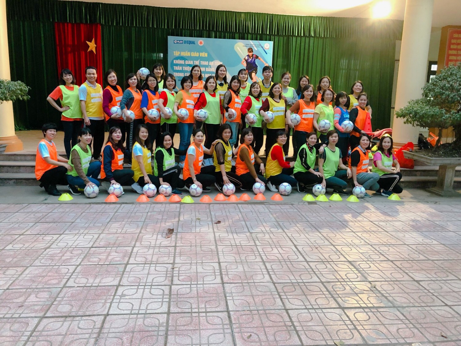 Tập thể giáo viên trường THCS Dương Nội tham gia tập huấn " Không gian thể thao an toàn thân thiện và bình đẳng trong trường học"
