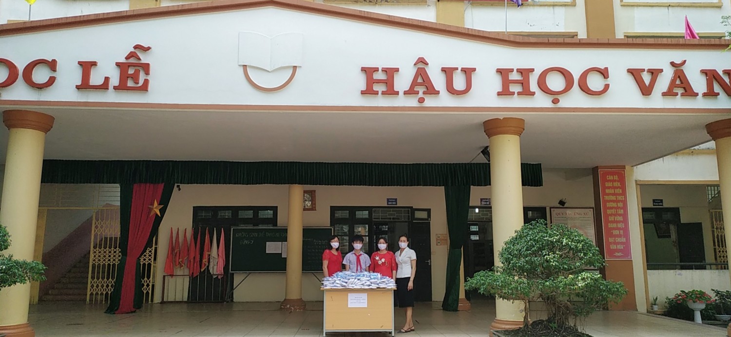 Ban giám hiệu nhà trường cùng cô giáo Nguyễn Thị Thúy và em Đặng Trần Minh Đức lớp 9A3