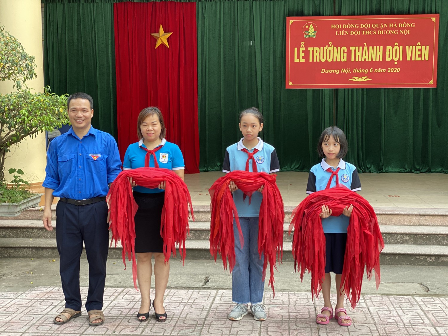 Lễ trao khăn quàng đỏ trong lễ trưởng thành đội THCS Dương Nội