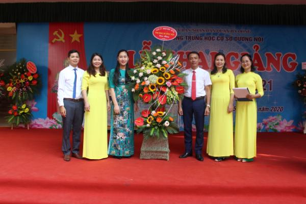 Đảng ủy, UBND Phường Dương Nội tặng hoa nhà trường