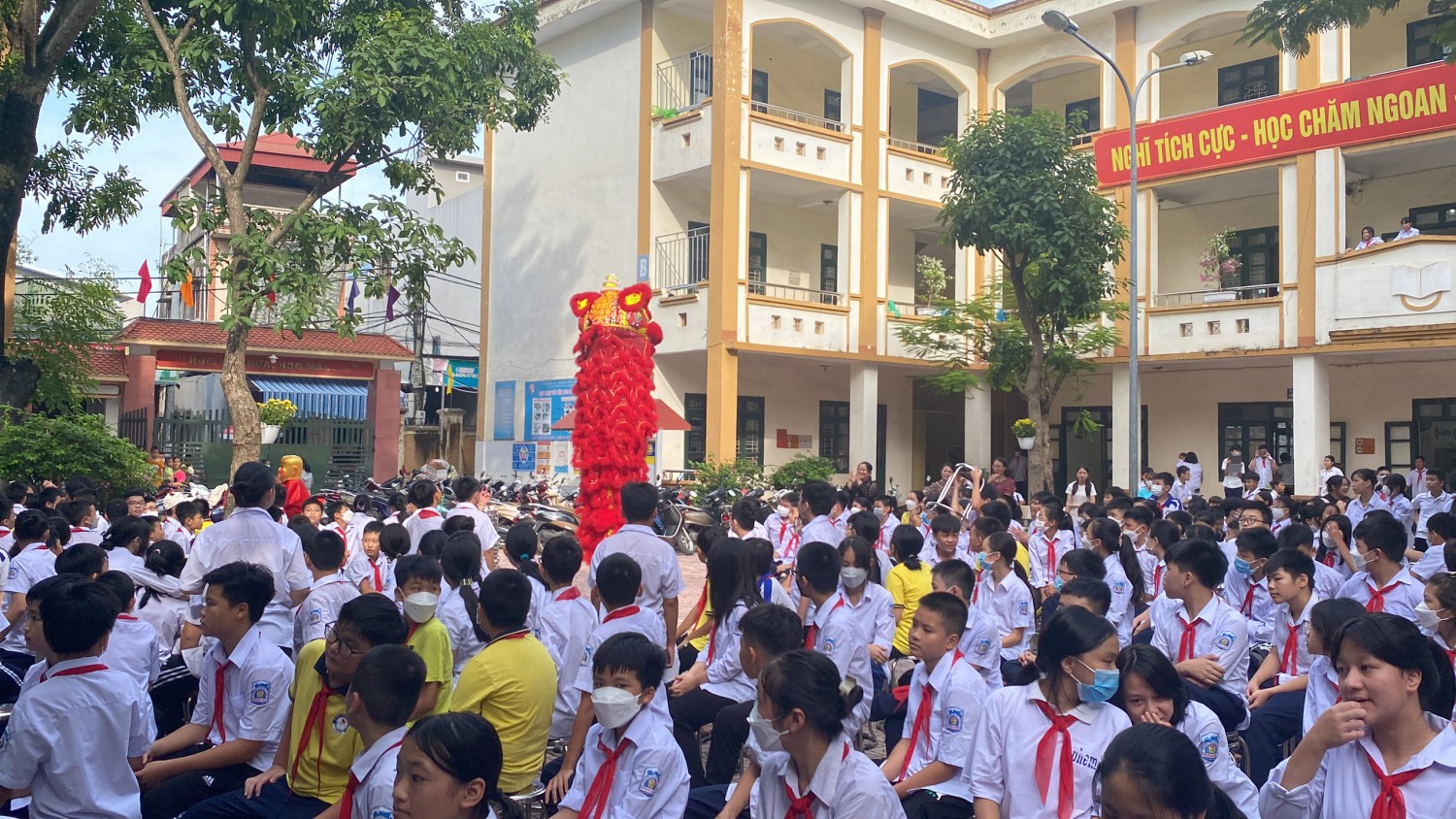 " Vui hội trăng rằm " của THCS Dương Nội thực sự là cơ hội để các em có thêm điều kiện cùng nhau tìm hiểu truyền thống dân tộc.