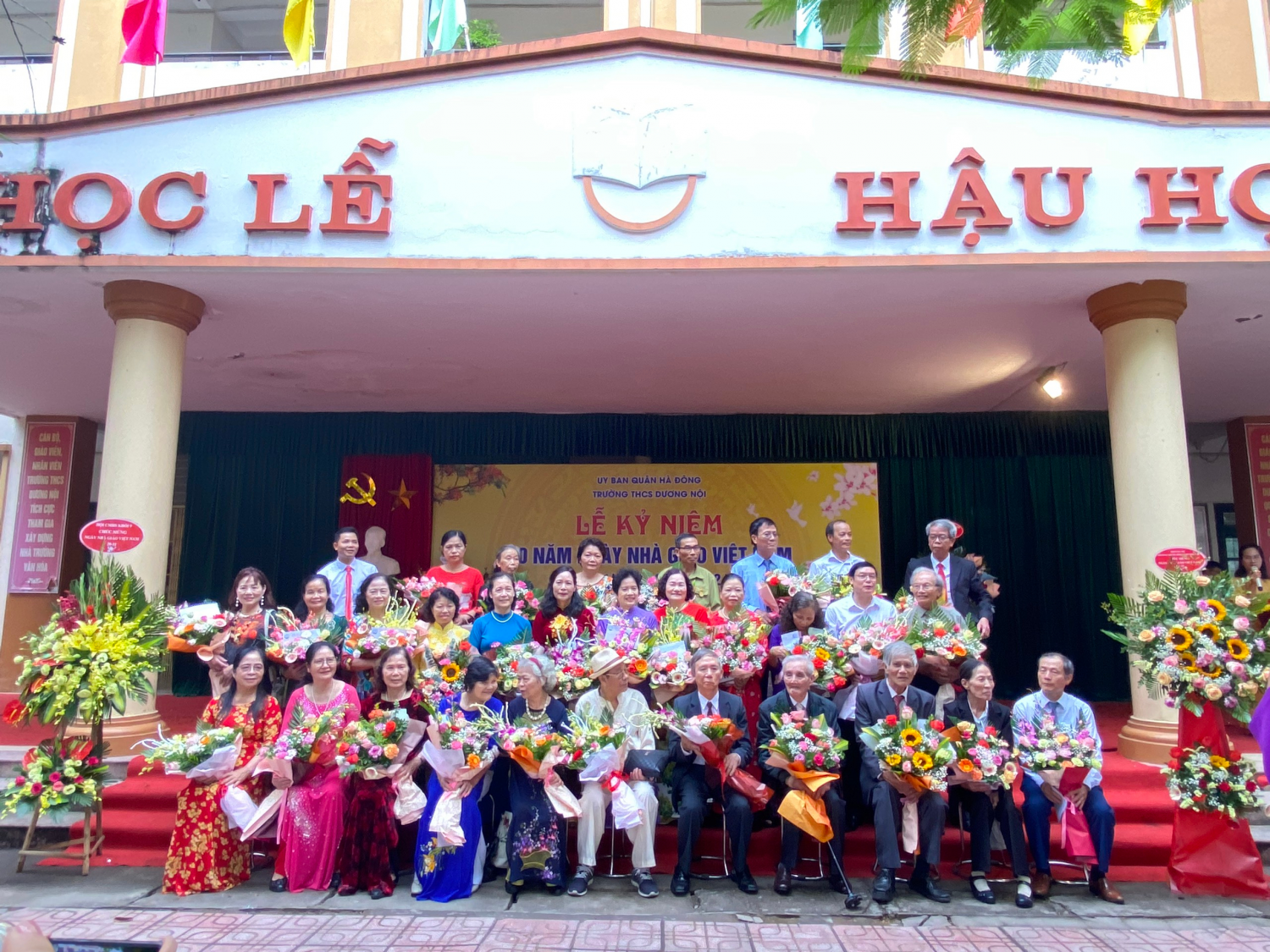 Sáng 19/11, Trường THCS Dương Nội tổ chức Lễ kỷ niệm 40 năm Ngày Nhà giáo Việt Nam (20/11/1982 - 20/11/2022).