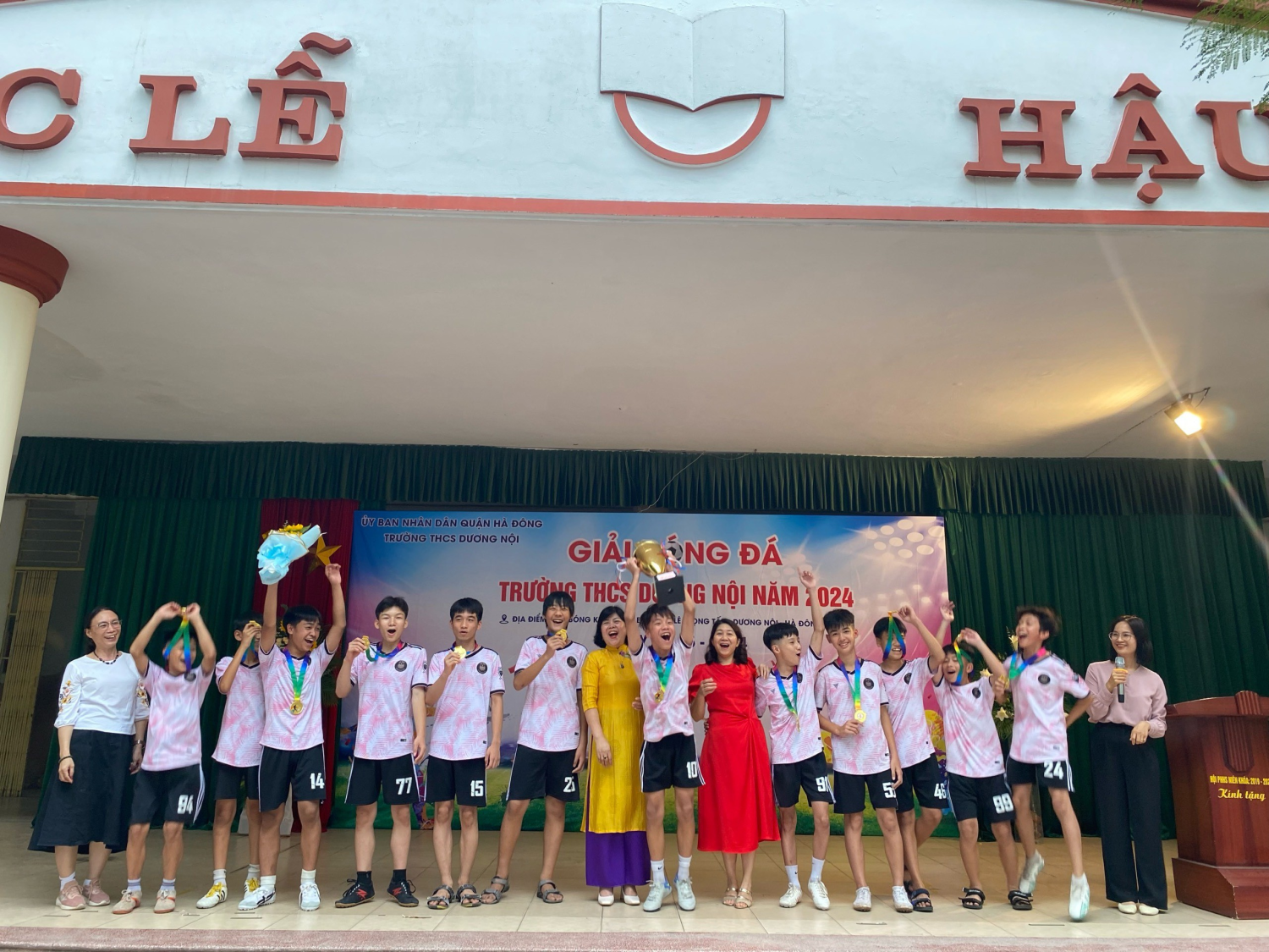 Hình ảnh trao giải đá bóng của trường THCS Dương Nội
