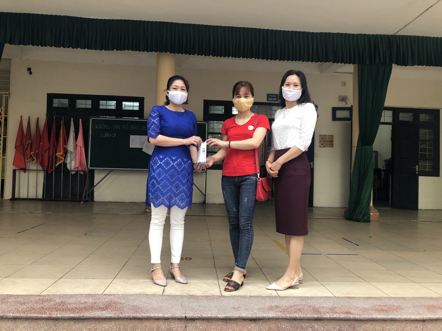 Phụ huynh lớp 7A6 của cô giáo Đỗ Hải Vân tặng máy đo thân nhiệt tự động cho nhà trường. 
